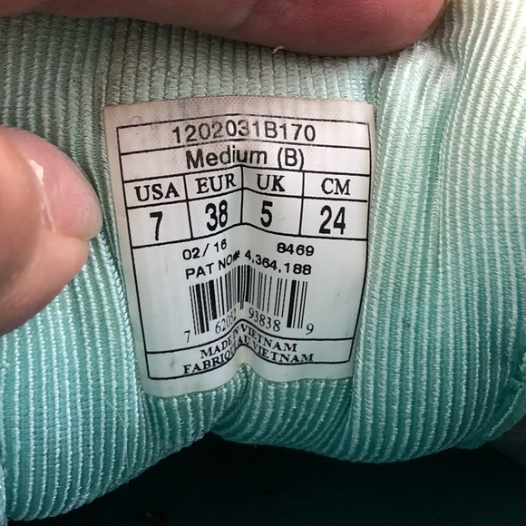 Brooks women’s size 7 athletic shoes. - Picture 9 of 9